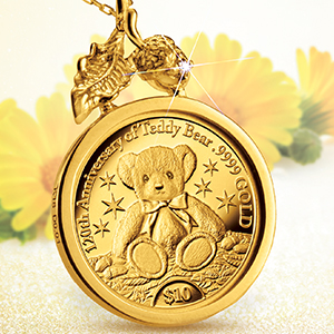 テディベア120周年
<br>しあわせのテディ金貨
<br>純金コイン宝飾ペンダント